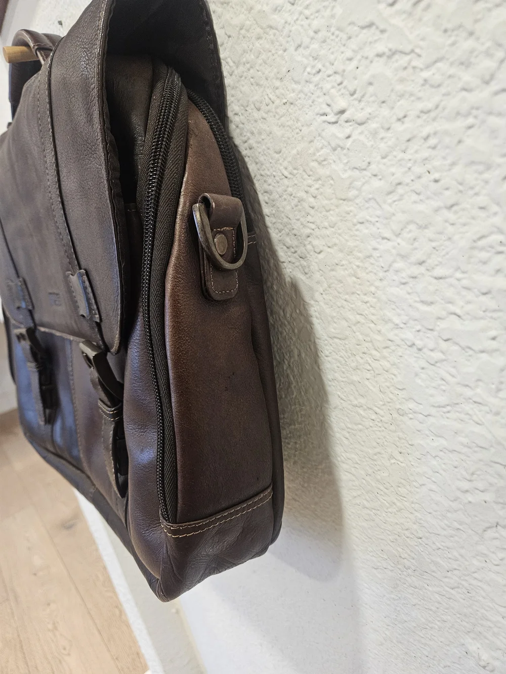 Kenneth Cole Reaction Brown Leather Messenger Briefcase